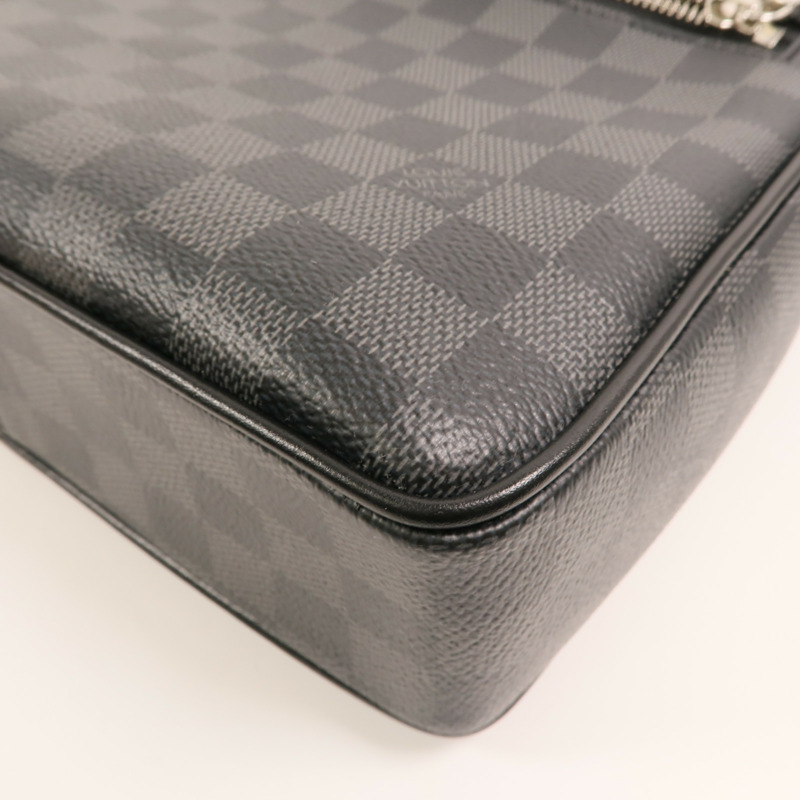 LOUIS VUITTON Damier Graphite District PM Messenger銀扣肩背袋-12