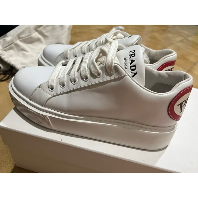 二手私物 Prada 白色皮革休閒鞋 尺寸37-2