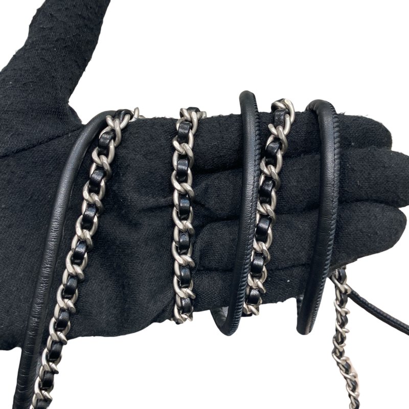 CHANEL 香奈兒 22 MINI 迷你流浪側背包 亮面小牛皮 黑色 銀釦-12