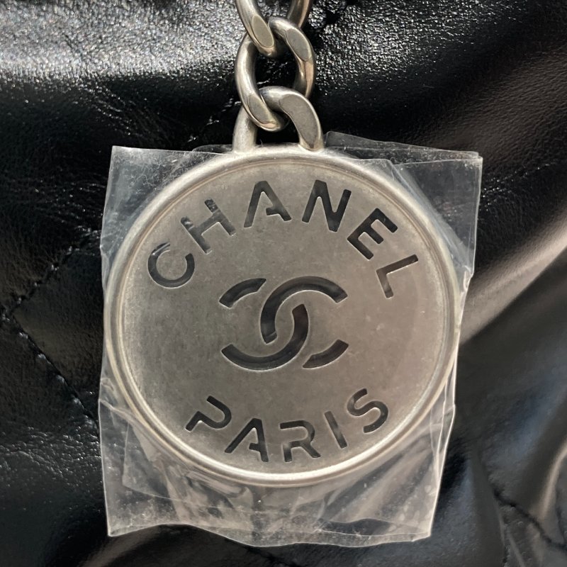 CHANEL 香奈兒 22 MINI 迷你流浪側背包 亮面小牛皮 黑色 銀釦-13