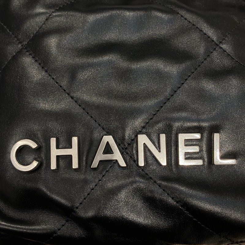 CHANEL 香奈兒 22 MINI 迷你流浪側背包 亮面小牛皮 黑色 銀釦-15