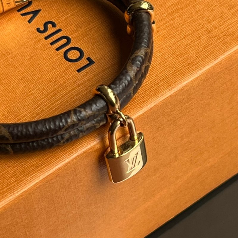 ::LOUIS VUITTON:: LV M8109E Keep It Twice 經典花紋鎖頭手環-2