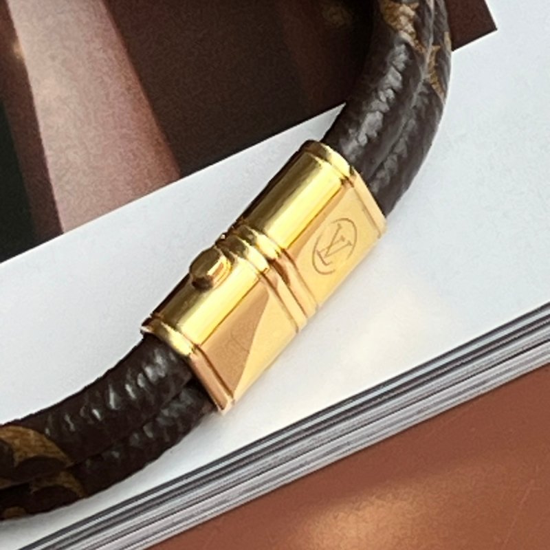 ::LOUIS VUITTON:: LV M8109E Keep It Twice 經典花紋鎖頭手環-6