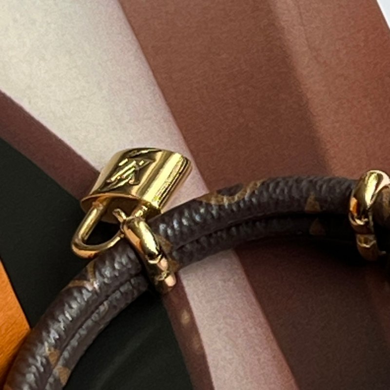 ::LOUIS VUITTON:: LV M8109E Keep It Twice 經典花紋鎖頭手環-7