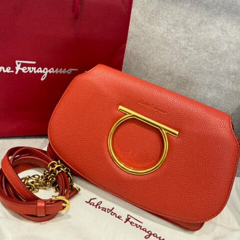 Ferragamo Gancini系列皮革肩背包