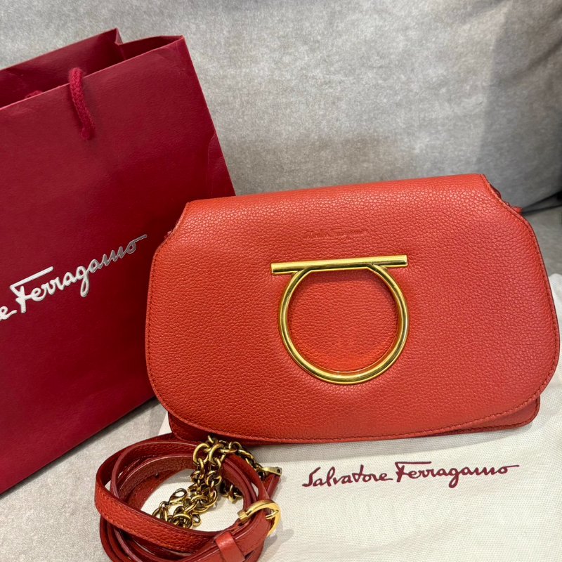 Ferragamo Gancini系列皮革肩背包-1