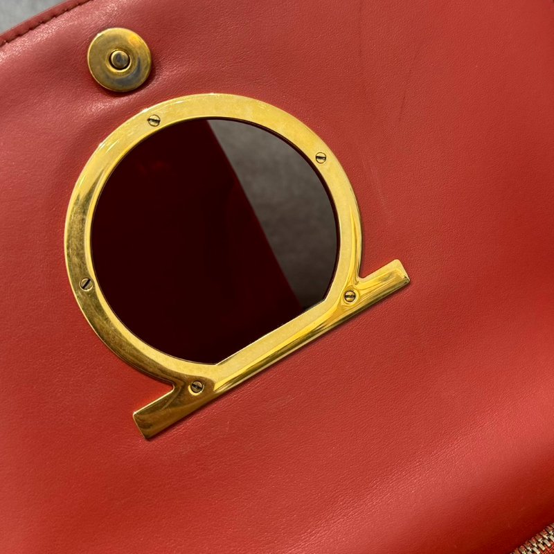 Ferragamo Gancini系列皮革肩背包-3