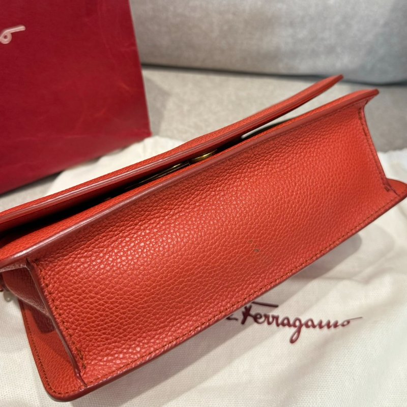 Ferragamo Gancini系列皮革肩背包-4
