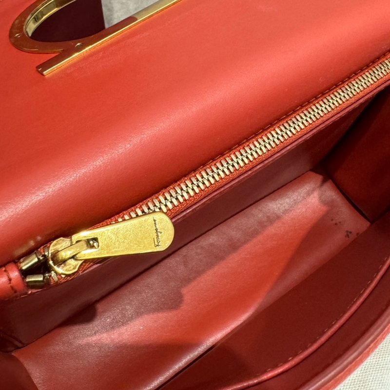 Ferragamo Gancini系列皮革肩背包-5