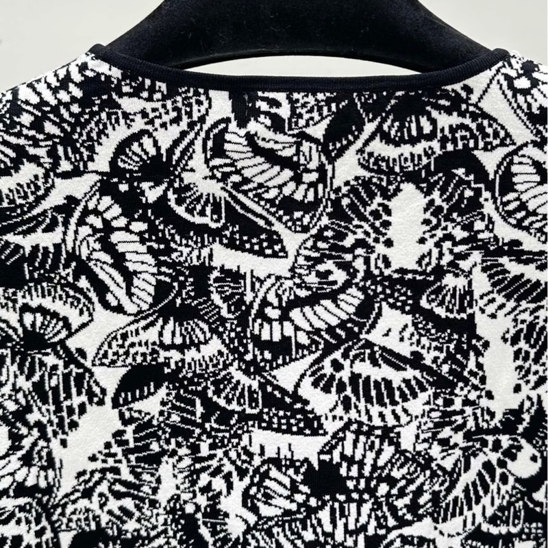 黑色和白色緹花綴以 Allover Butterfly 主題圖案-8