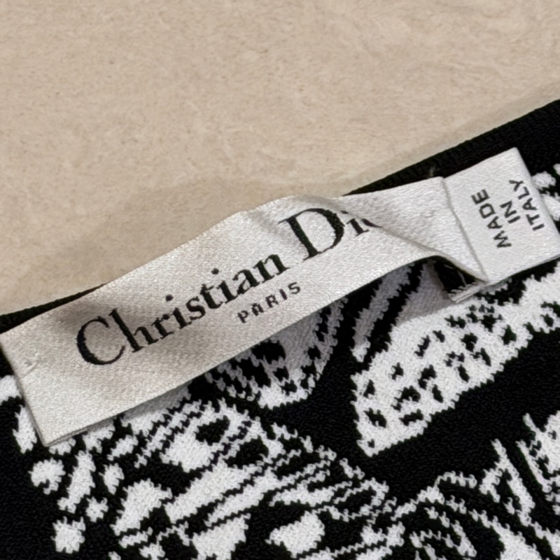 黑色和白色緹花綴以 Allover Butterfly 主題圖案-9