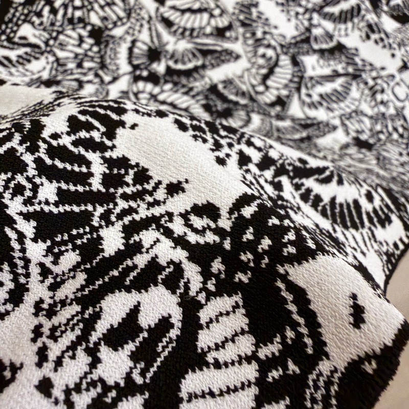 黑色和白色緹花綴以 Allover Butterfly 主題圖案-12