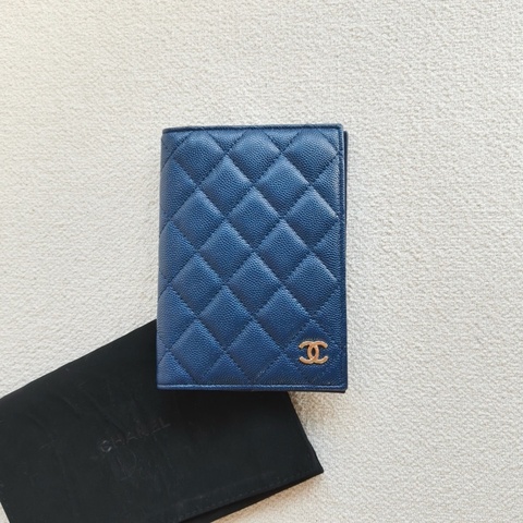 Chanel • 經典金釦荔枝牛皮護照夾 深藍色
