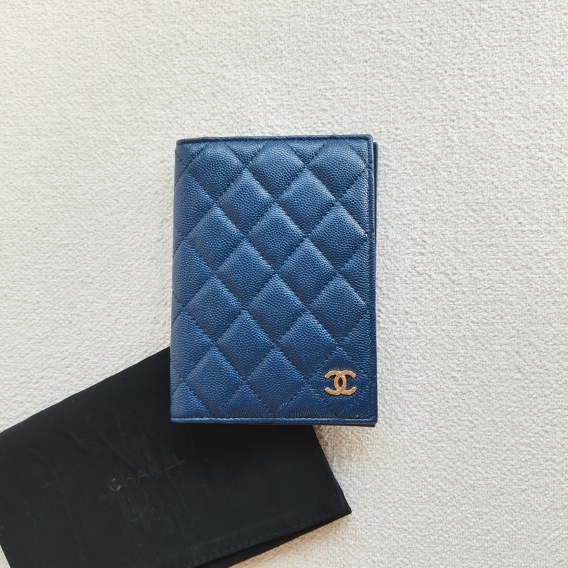 Chanel • 經典金釦荔枝牛皮護照夾 深藍色-0