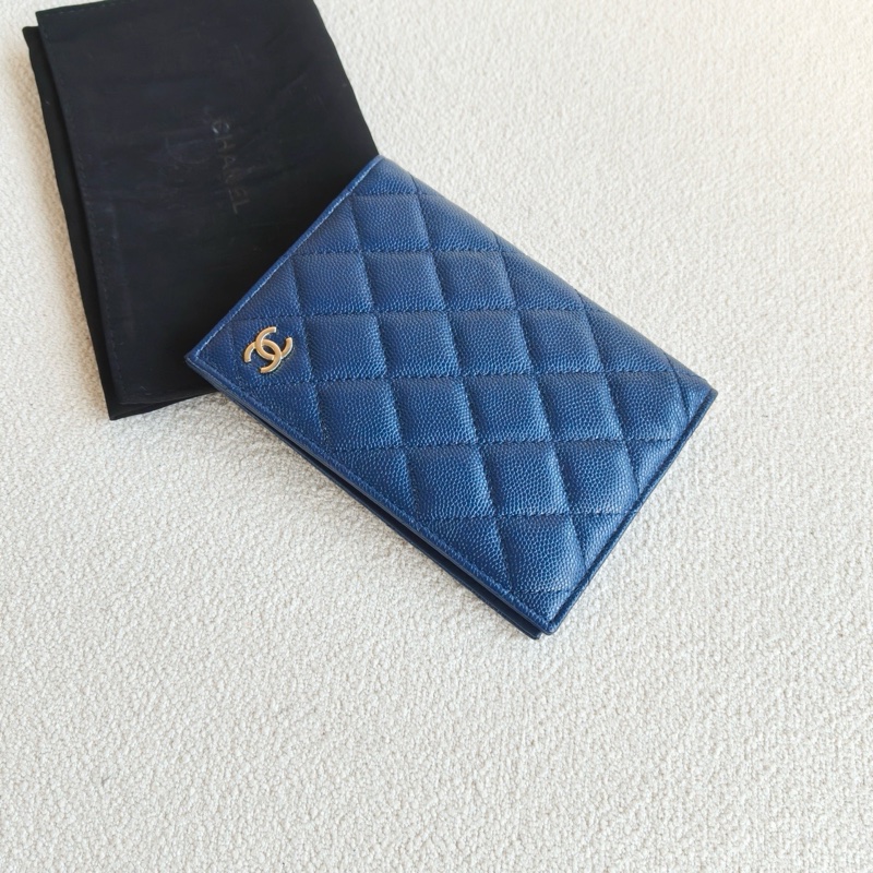 Chanel • 經典金釦荔枝牛皮護照夾 深藍色-3