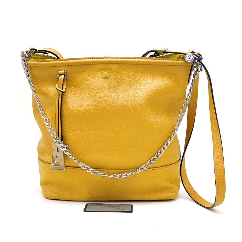 FENDI 黃色牛皮吊墜Logo水桶腋下包24*26*11 98新配件塵袋-1