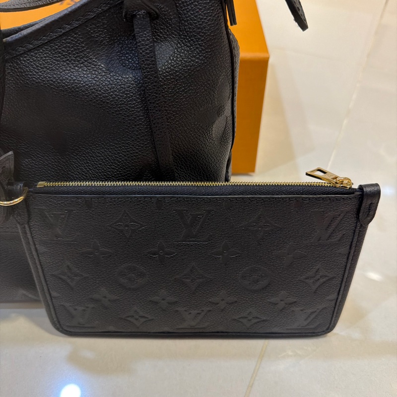 【全新現貨】LV CarryAll PM 黑色壓紋全皮革 Empreinte (附 2025 維也納購證)-11