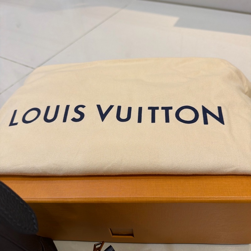 【全新現貨】LV CarryAll PM 黑色壓紋全皮革 Empreinte (附 2025 維也納購證)-13