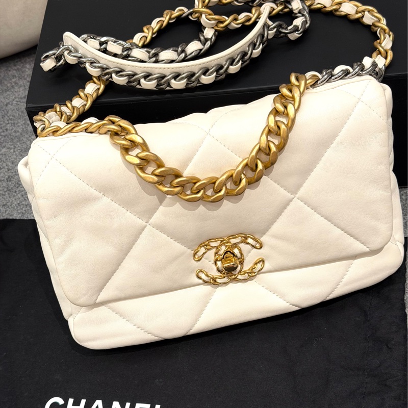 Chanel 19白色口蓋包-1