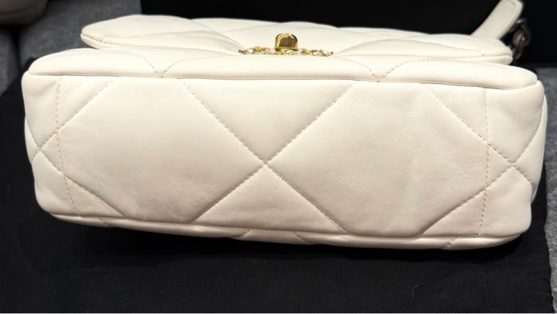 Chanel 19白色口蓋包-8
