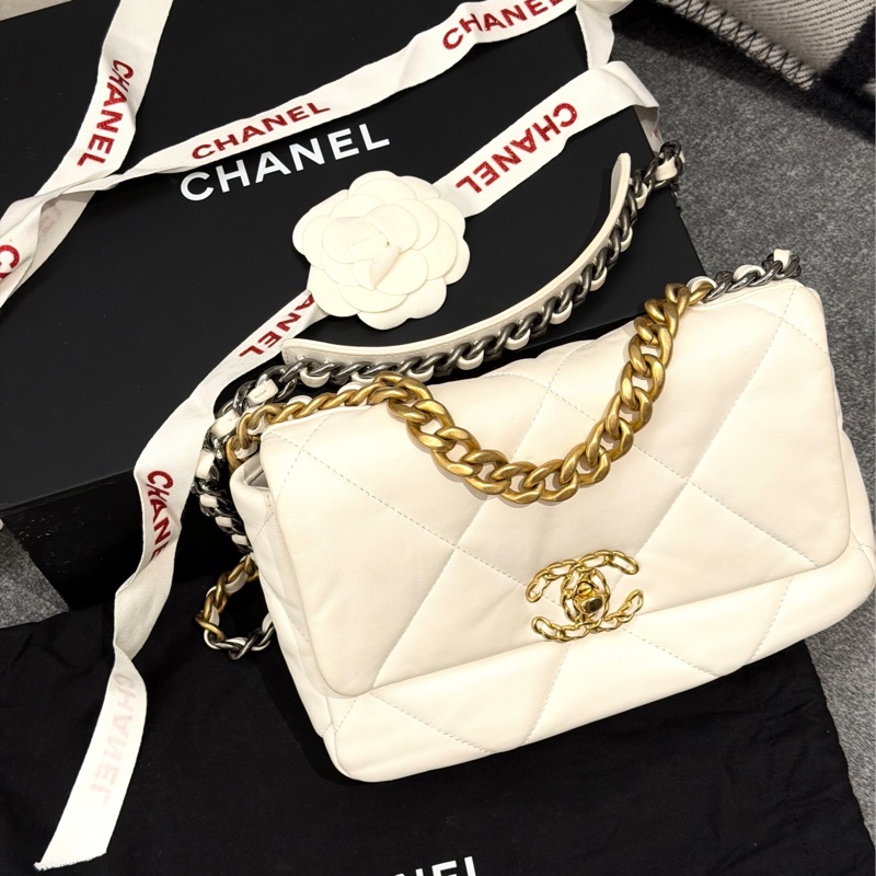 Chanel 19白色口蓋包-9