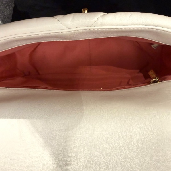 Chanel 19白色口蓋包-12