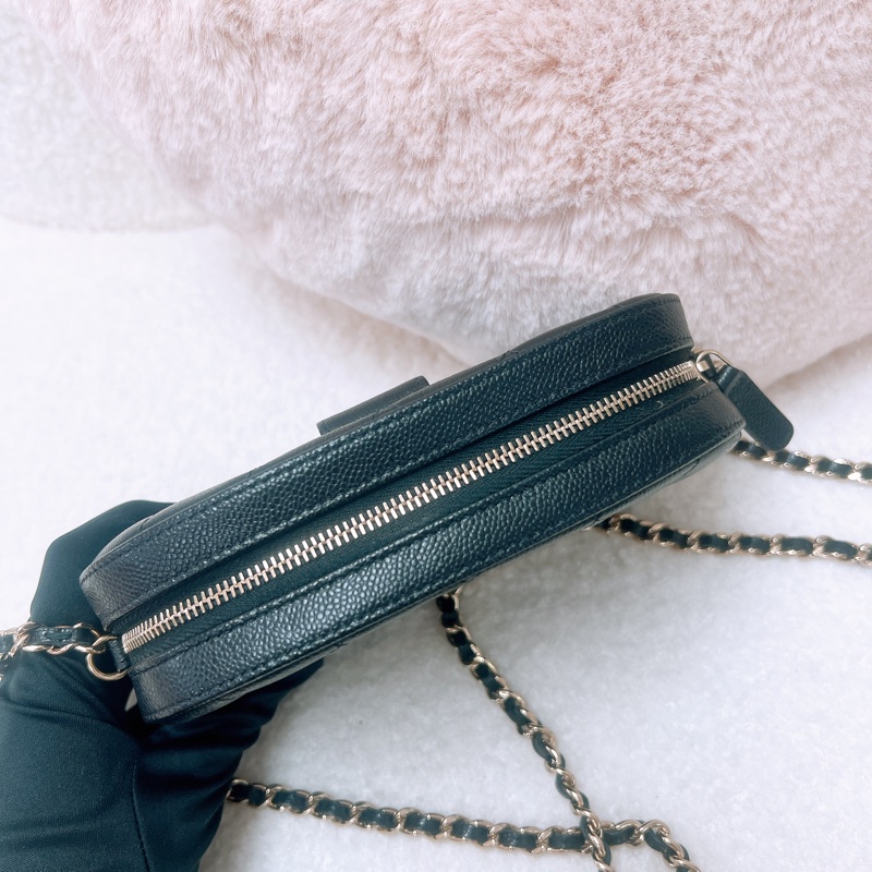 Chanel 黑金牛皮相機包 woc-10