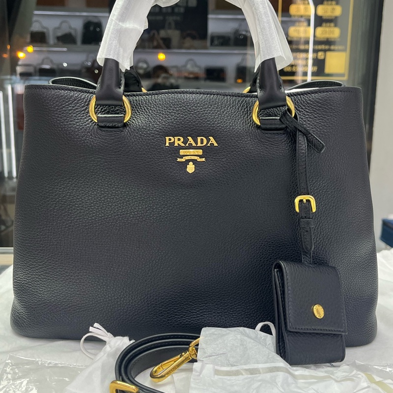 99亲PRADA普拉達 Vitello 金屬徽標可拆卸調節肩帶 牛皮 單肩手提包 女款 黑色。-0