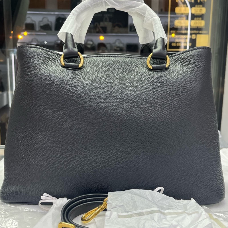 99亲PRADA普拉達 Vitello 金屬徽標可拆卸調節肩帶 牛皮 單肩手提包 女款 黑色。-1