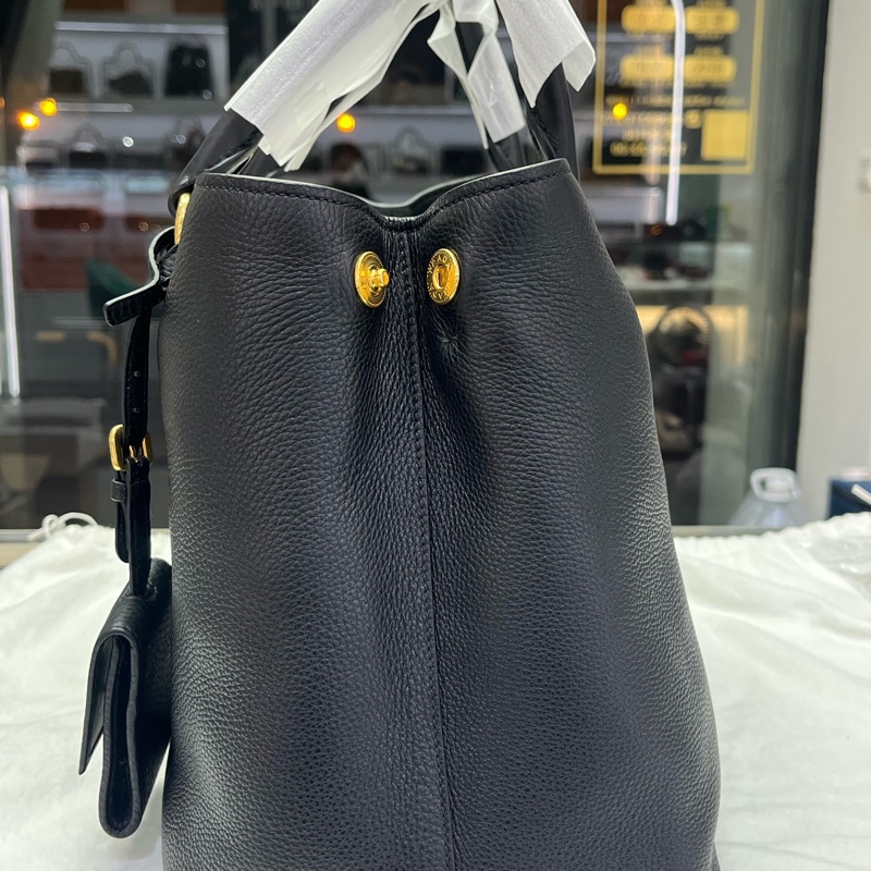 99亲PRADA普拉達 Vitello 金屬徽標可拆卸調節肩帶 牛皮 單肩手提包 女款 黑色。-2