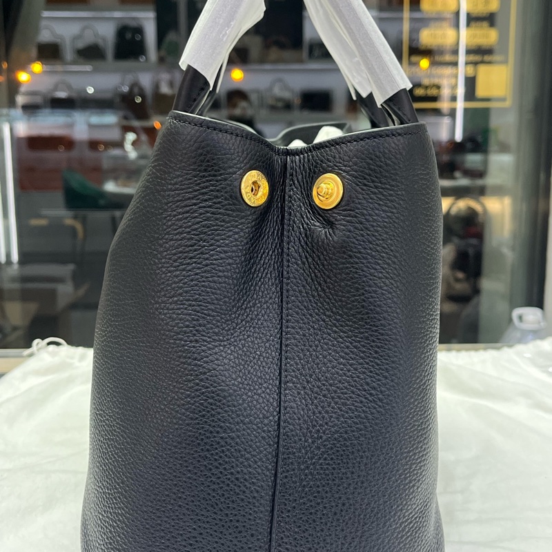 99亲PRADA普拉達 Vitello 金屬徽標可拆卸調節肩帶 牛皮 單肩手提包 女款 黑色。-3