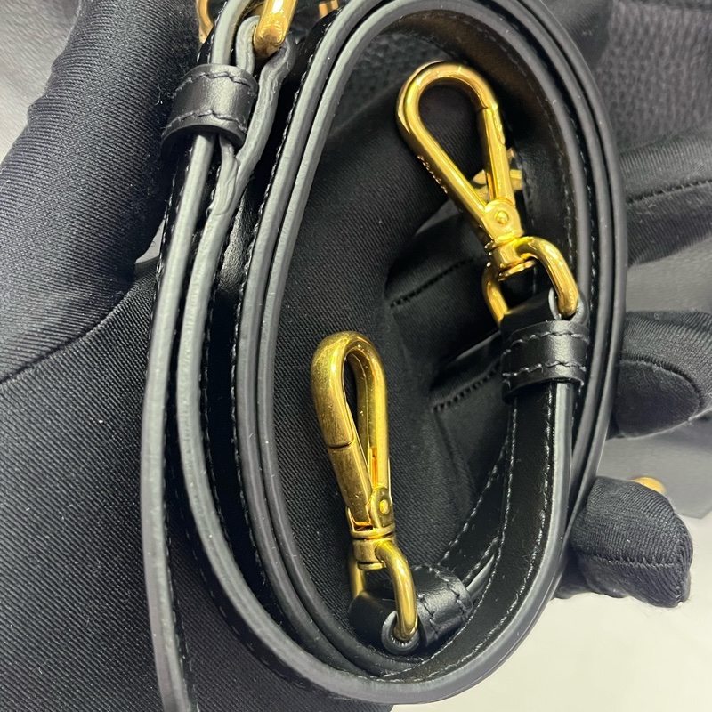 99亲PRADA普拉達 Vitello 金屬徽標可拆卸調節肩帶 牛皮 單肩手提包 女款 黑色。-4