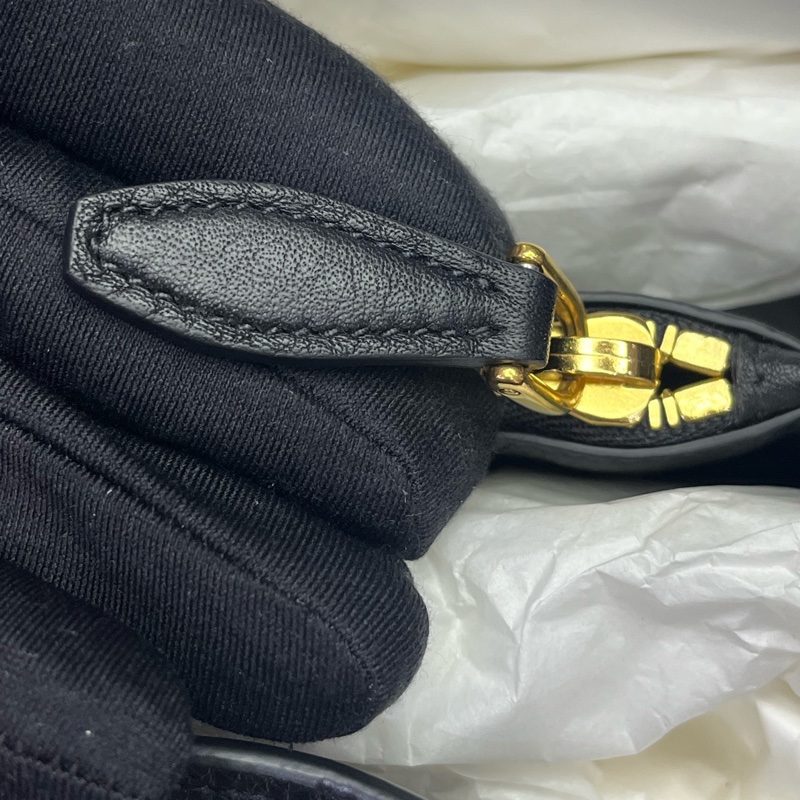 99亲PRADA普拉達 Vitello 金屬徽標可拆卸調節肩帶 牛皮 單肩手提包 女款 黑色。-6