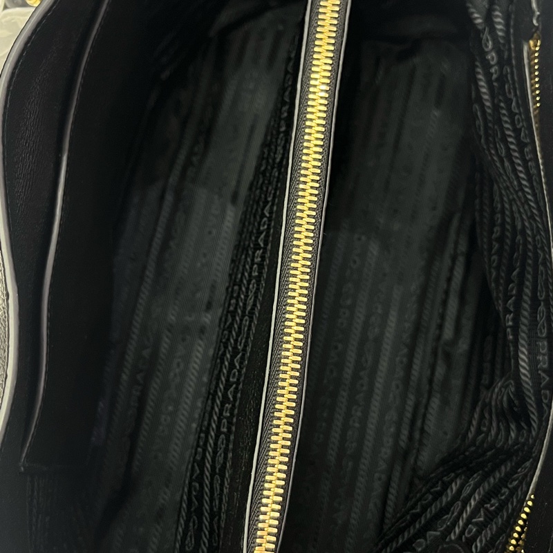 99亲PRADA普拉達 Vitello 金屬徽標可拆卸調節肩帶 牛皮 單肩手提包 女款 黑色。-7