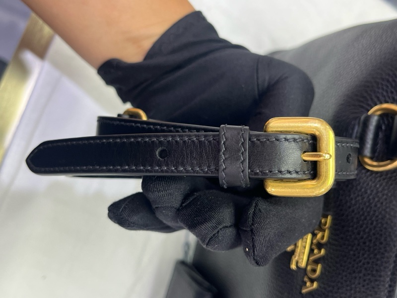 99亲PRADA普拉達 Vitello 金屬徽標可拆卸調節肩帶 牛皮 單肩手提包 女款 黑色。-8