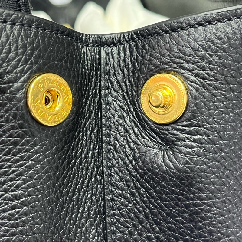 99亲PRADA普拉達 Vitello 金屬徽標可拆卸調節肩帶 牛皮 單肩手提包 女款 黑色。-9