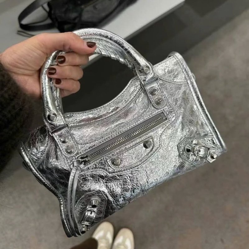 ✨2026季度全新✨Balenciaga Le City Mini 小羊皮迷你機車包 銀色﻿-3