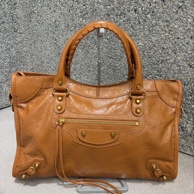 ✨2026季度全新✨Balenciaga 823058 Le City 小羊皮中款機車包 駝色金釦-1