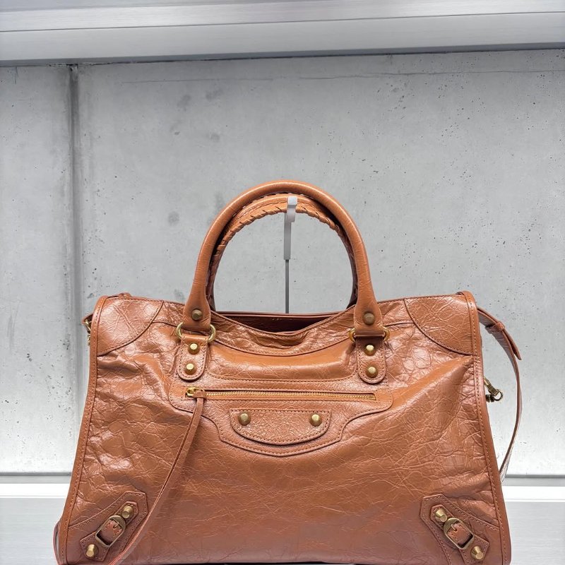 ✨2026季度全新✨Balenciaga 823058 Le City 小羊皮中款機車包 駝色金釦-2