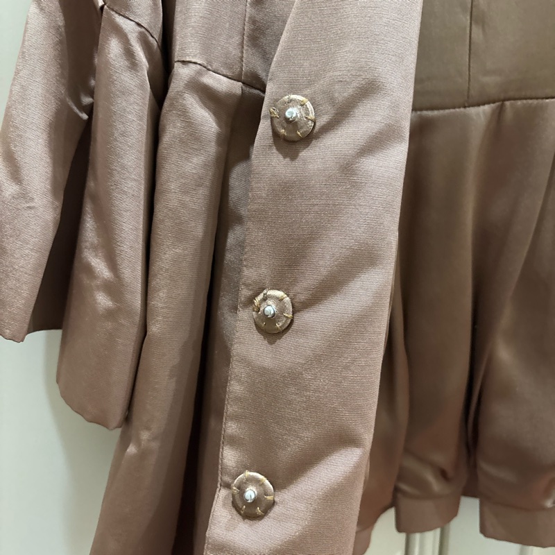 Dior可可色光澤感傘狀外套-4