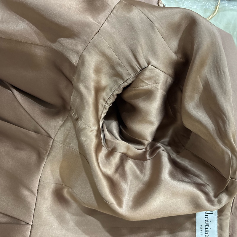 Dior可可色光澤感傘狀外套-11