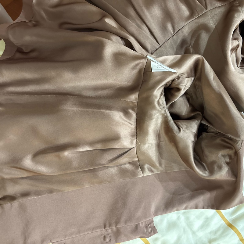 Dior可可色光澤感傘狀外套-12