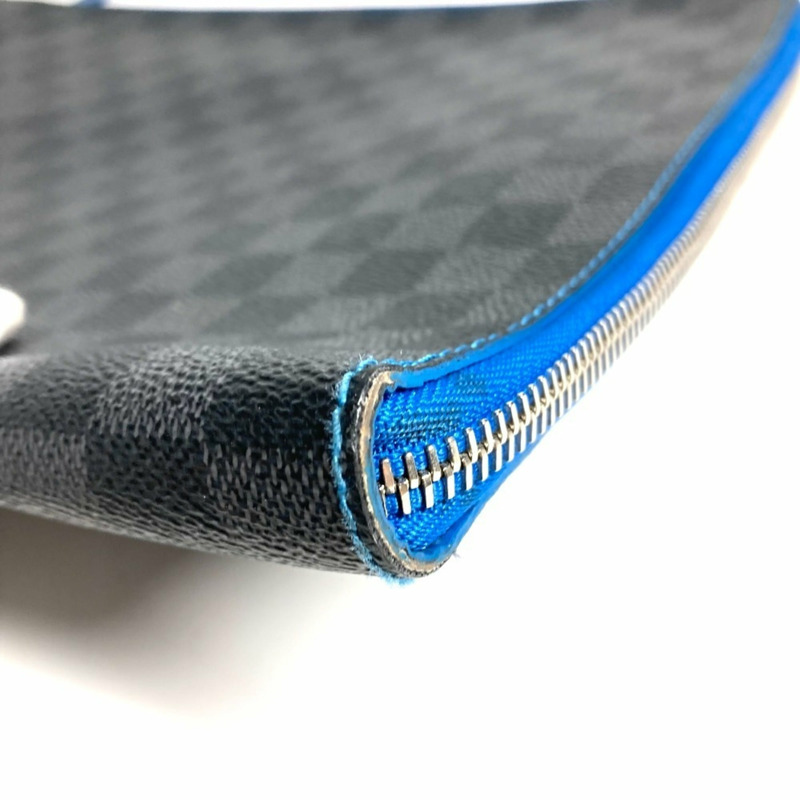 路易威登 N64032 Damier Graphite Pochette Jour GM 手袋。這款 GM 手袋採用 L 型拉鍊，黑色帆布材質。男女皆宜。-4