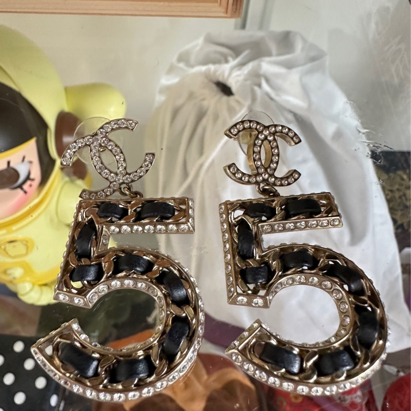 CHANEL No.5皮穿鏈秀款水鑽耳環-0