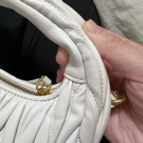 MIU MIU Wander Matelassé 納帕皮革半月形手袋-小號