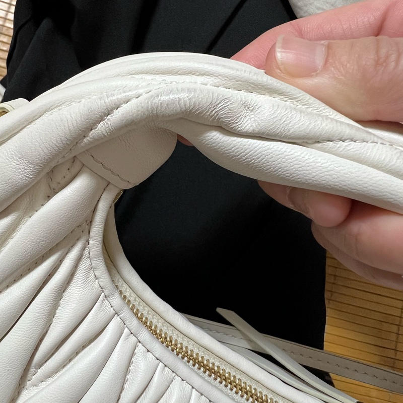 MIU MIU Wander Matelassé 納帕皮革半月形手袋-小號-1