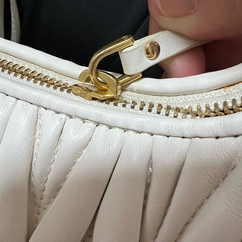 MIU MIU Wander Matelassé 納帕皮革半月形手袋-小號-4