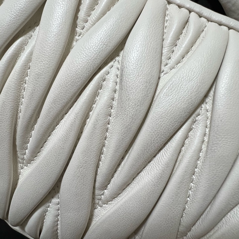 MIU MIU Wander Matelassé 納帕皮革半月形手袋-小號-9