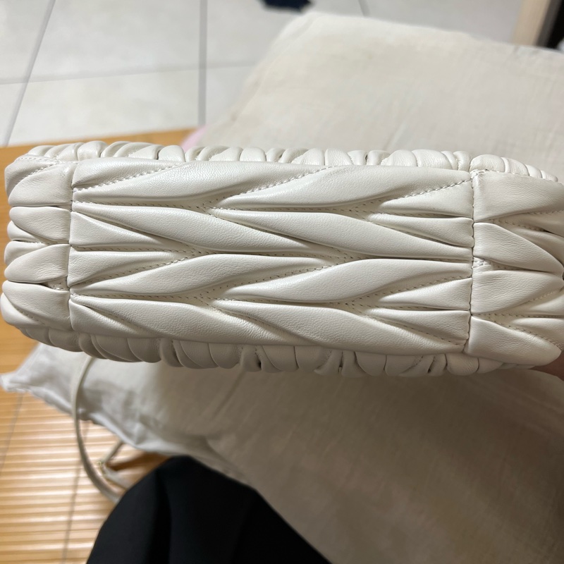 MIU MIU Wander Matelassé 納帕皮革半月形手袋-小號-10