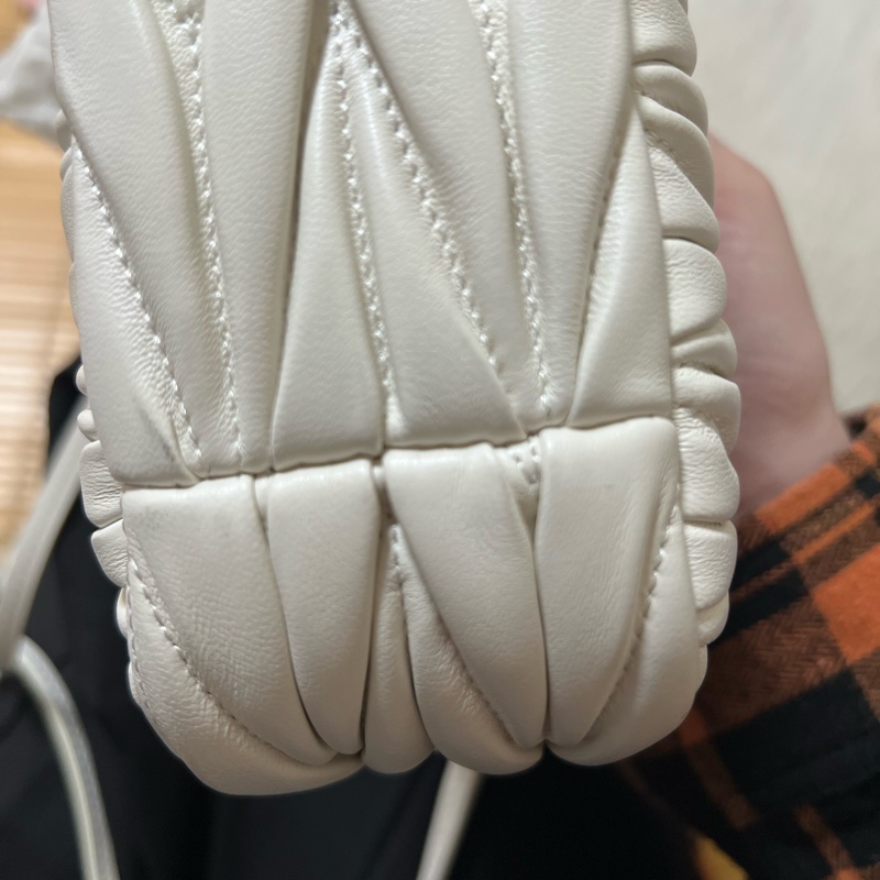 MIU MIU Wander Matelassé 納帕皮革半月形手袋-小號-12